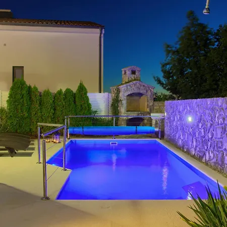 Miracle 1 With Heated Pool Vila
