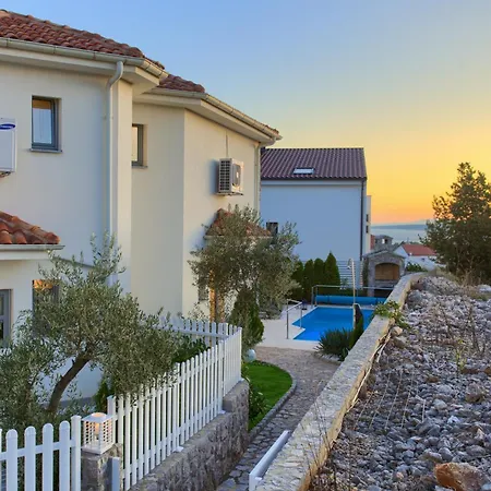 Miracle 1 With Heated Pool Krk Town