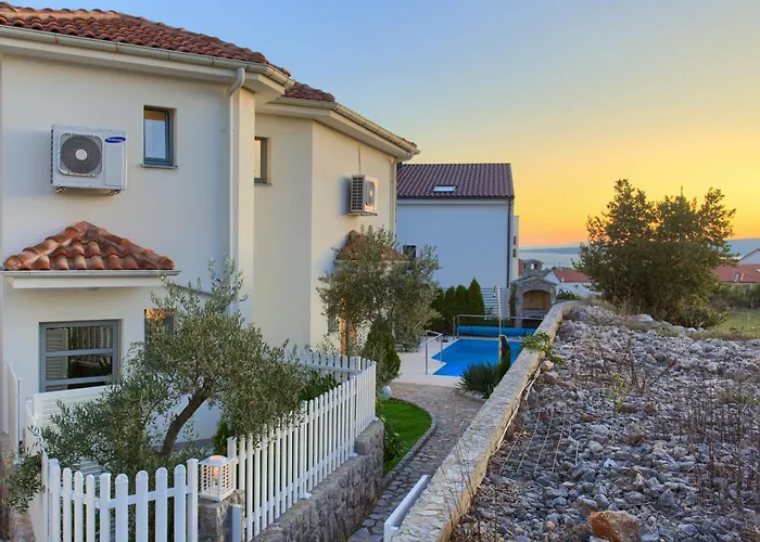 Miracle 1 With Heated Pool Krk Town